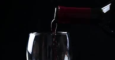 4K红酒红酒摇晃倒酒酒杯高脚杯葡萄酒视频的预览图